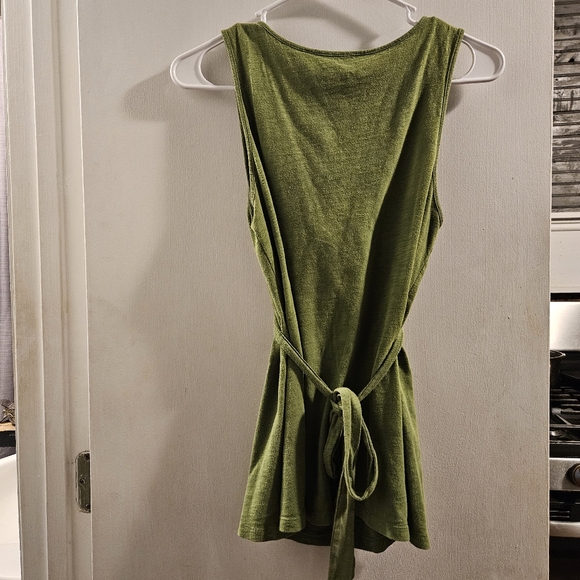 Green sleeveless women's blouse with tie in the back. - Picture 2 of 5